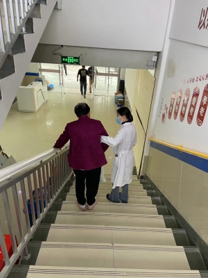 弘普温度 | 搀扶老人就诊，平凡举动暖人心
